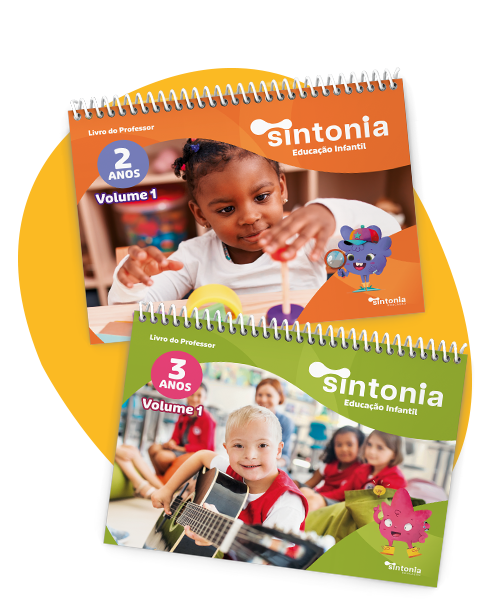 Capa da apostila de dois anos com a fotografia de duas crianças com brinquedos. E capa da apostila de três anos com a fotografia de várias crianças reunidas e uma delas com um violão.