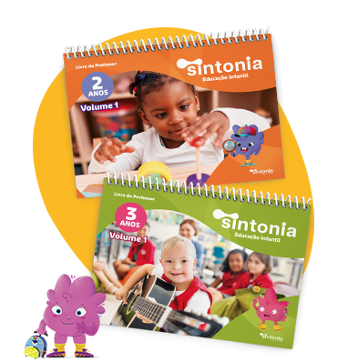 Capa da apostila de dois anos com a fotografia de duas crianças com brinquedos. E capa da apostila de três anos com a fotografia de várias crianças reunidas e uma delas com um violão.
