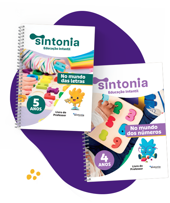 Capa dos materiais complementares de quatro anos e de cinco anos. Um deles tem o título: No mundo das letras, com a foto de várias peças em formato de letras. O outro tem o título: No mundo dos números, com a foto de várias peças com números.